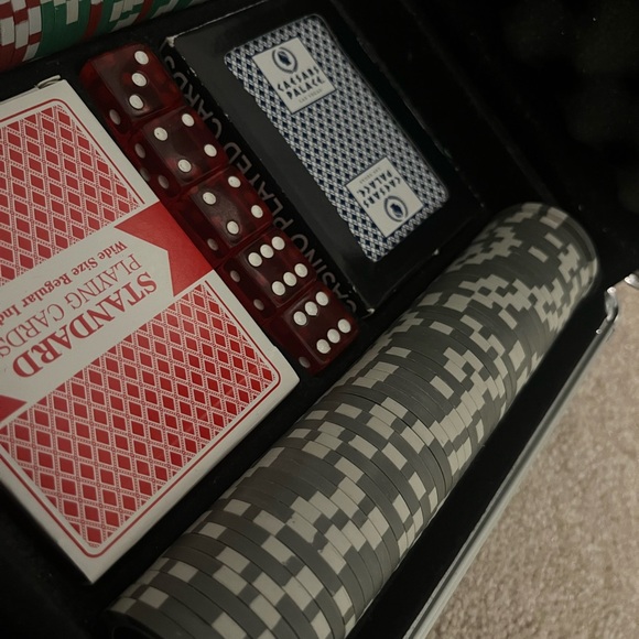 100 Chip Poker Set with 2 sets of cards, case, and dice. - Picture 3 of 6